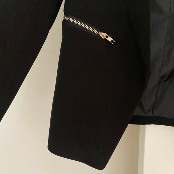 black blazer from LF with two zippers in the front, size small - Picture 3 of 4